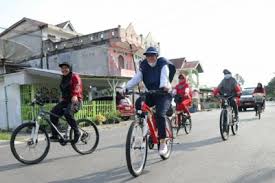 Sambil Gowes Bupati Alfedri dan Istri Sapa Masyarakat Siak